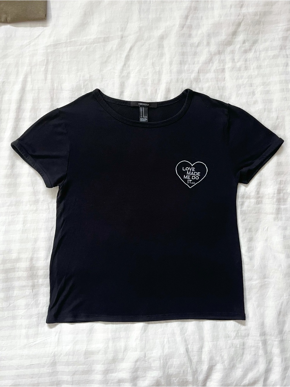 Embroidered Heart ‘Love Made Me Do It’ Slogan Short Sleeve Crewneck | F21, M